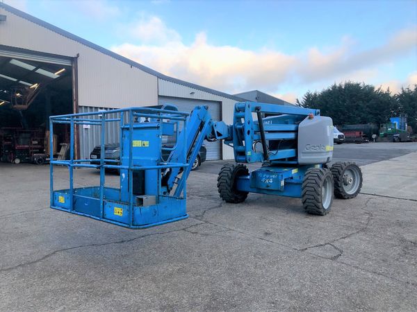 Genie Z45/25J 4 x 4