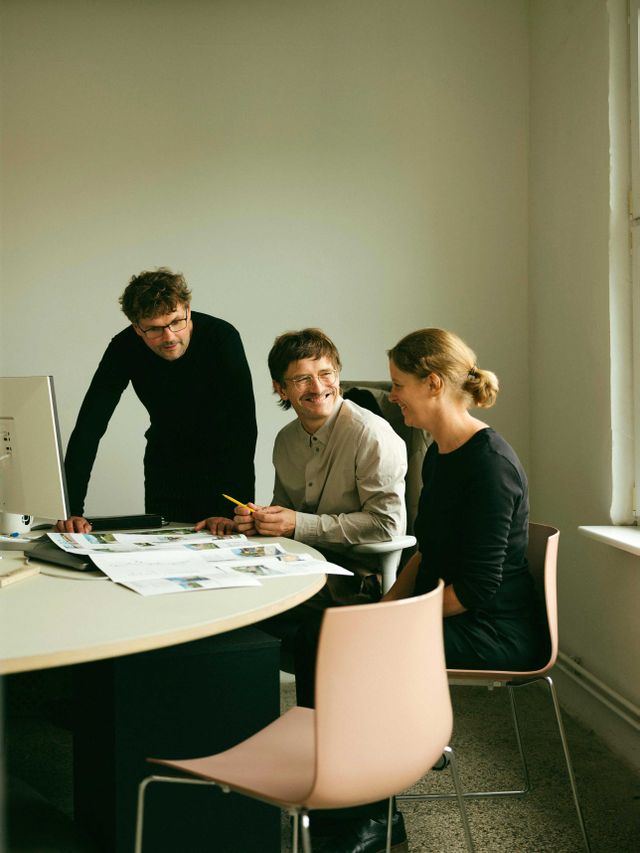 Business Team Branding Fotografie Porträt 3 Architekten besprechen am Tisch © Kopf & Kragen Fotografie