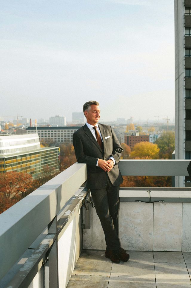 Business Branding Fotografie Porträt Mann auf Dachterrasse © Kopf & Kragen Fotografie Berlin