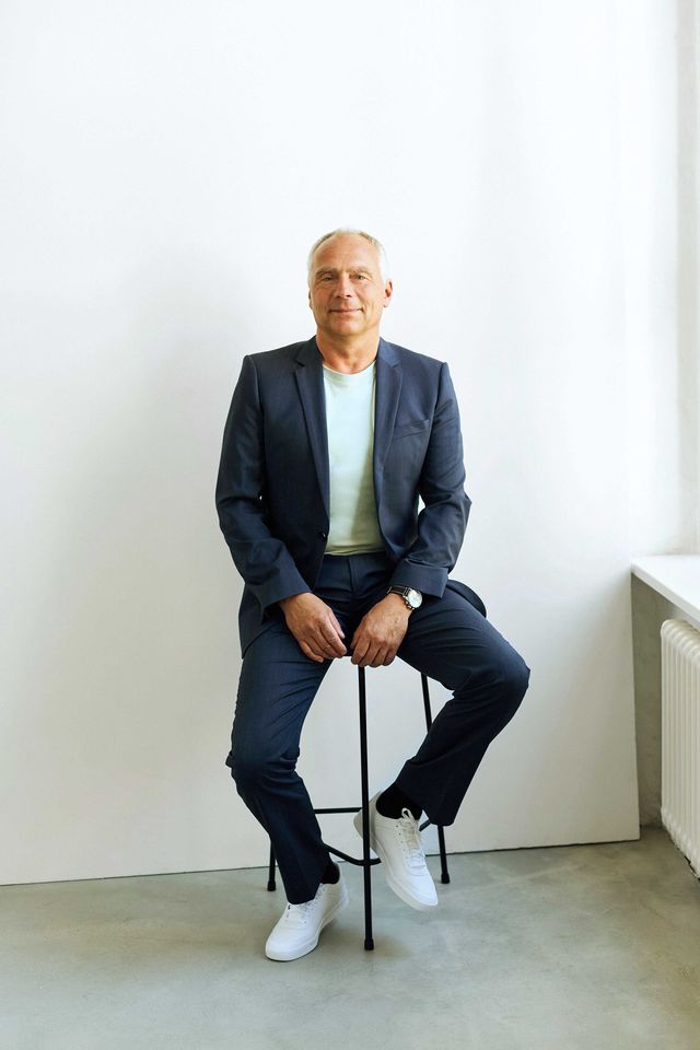 personal Branding Bewerbungsfoto Fotografie Porträt Mann sitzt auf Hocker Berlin