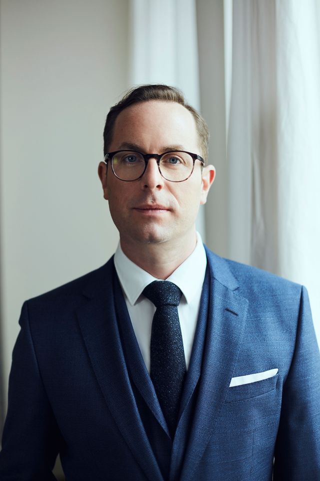 Businessportrait Berlin Mann mit Brille Blauer Anzug Corporate Fotografie