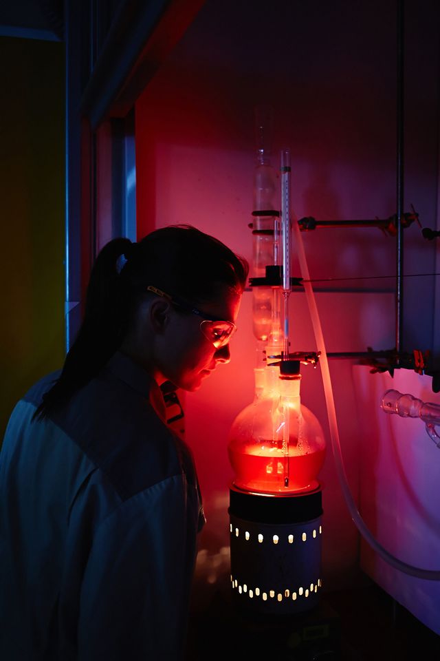Labor Chemikerin rotes Licht Businessfotografie Berlin