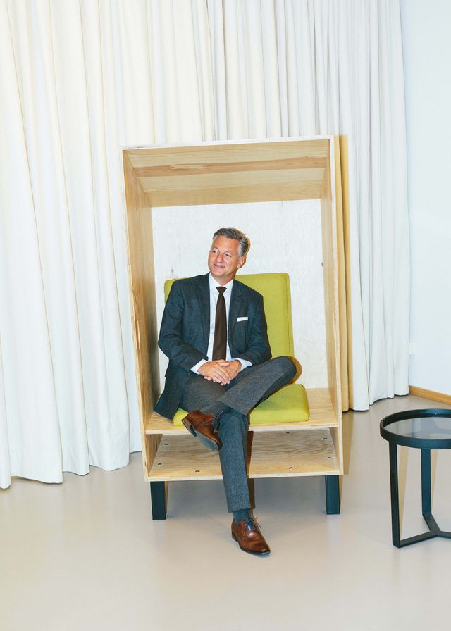 Business Branding Fotografie Porträt Mann sitzt im Sessel © Kopf & Kragen Fotografie Berlin