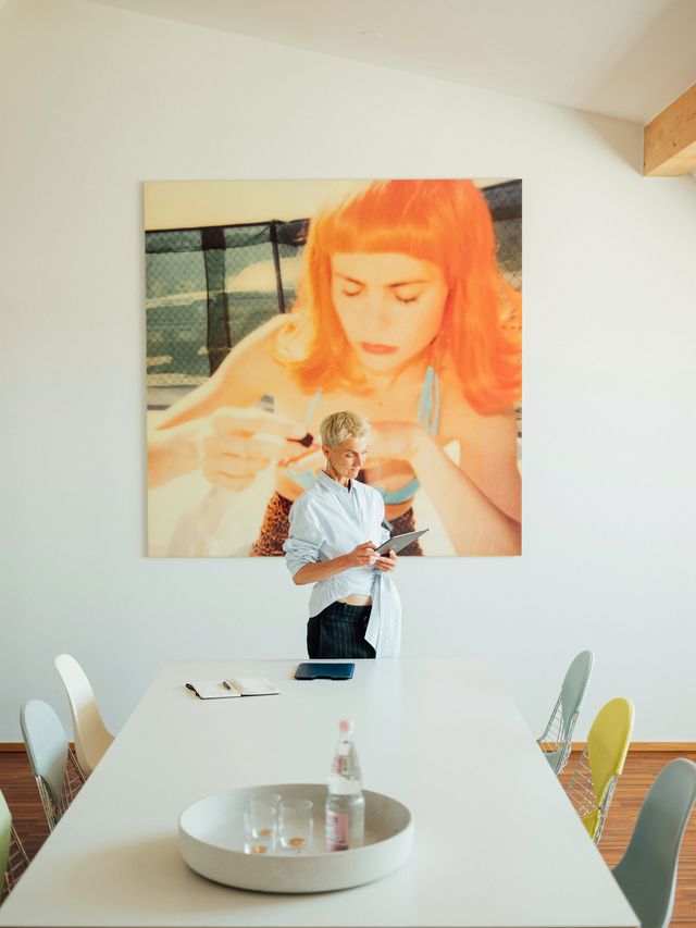 Business Personal Branding Porträt Fotografie Frau steht am Tisch © Kopf & Kragen Fotografie Berlin