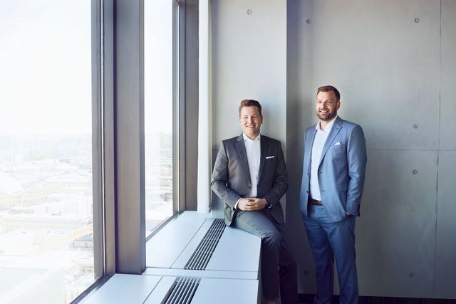 Geschäftsführer Businessfotografie 2 Männer am Fenster Corporate Fotografie
