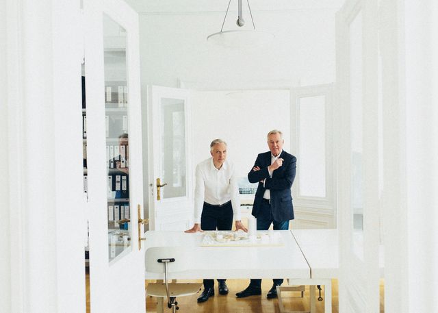 zwei Architekten stehen am Tisch Businessportrait Berlin Corporate Fotografie
