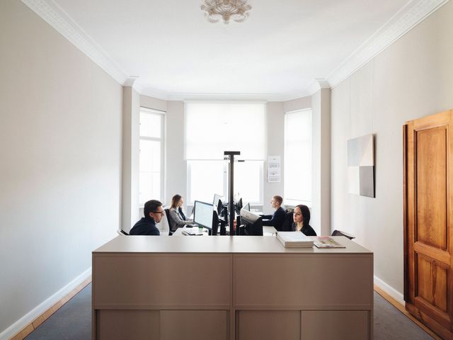Businessfotografie Berlin Office interior arbeiten am Schreibtisch 