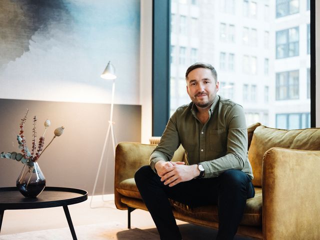 Businessportrait Berlin Mann sitzt auf Sofa Corporate Fotografie