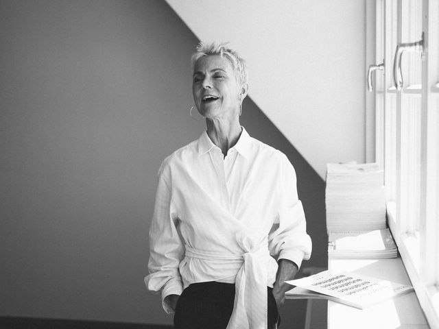 Corporate Portrait Frau Schwarz Weiß Tageslicht lachend