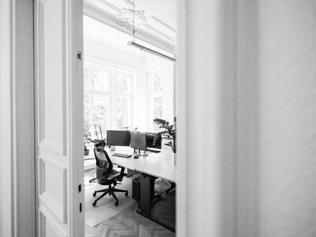 schwarz weiß Büro Businessfotografie Blick durch die Tür Corporate Fotografie