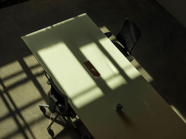 Bürotisch mit Stühlen im Sonnenlicht Businessreportage