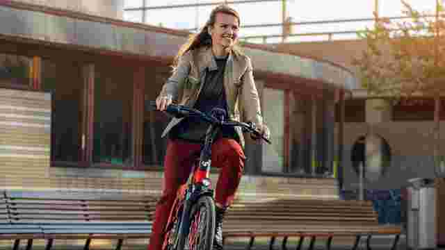 Vrouw op D-Burst van Sparta fietst door bocht in de stad