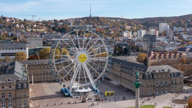 Ein Riesenrad mit "THE LÄND" Schriftzug, welches in der Innenstadt von Stuttgart steht.