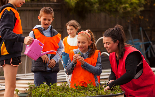 Kids watering plants at OSHClub