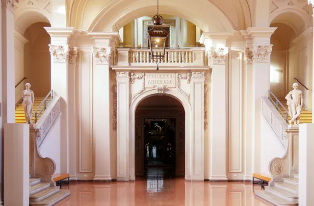 Die Haupthalle im Eingangsbereich des Hessischen Landesmuseums