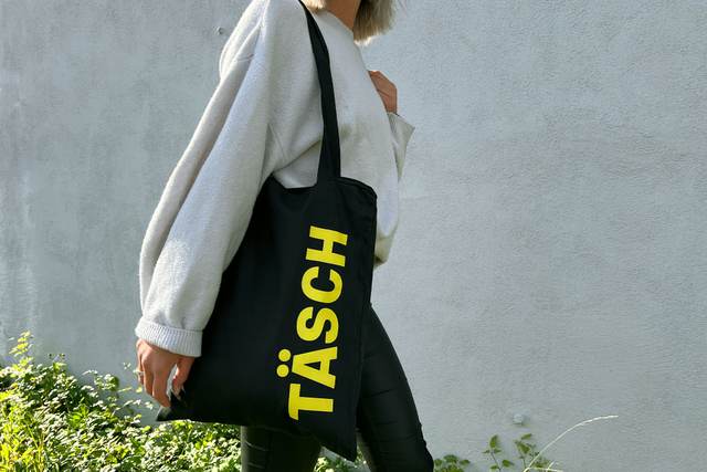 Eine Frau trägt die TÄSCH aus unserem Online-Shop.