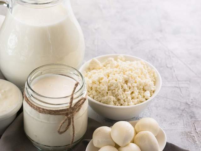 Mehrere Behälter mit Calciumhaltigen Knochennährstoffen wie Milch