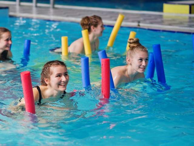 Fünf Frauen machen Aqua-Gymnastik gegen Rückenschmerzen