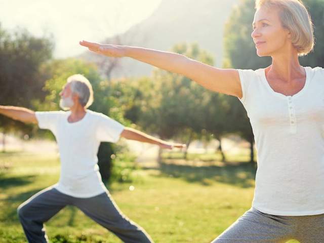 Paar macht Yoga gegen Rückenschmerzen