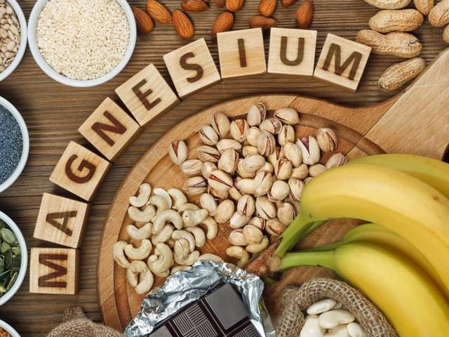 Veschiedene Magnesiumhaltige Lebensmittel liegen in verschiedenen Schalen wie Nüsse