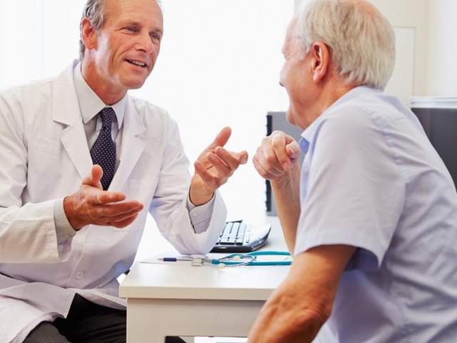 Mann im Osteoporose-Beratungsgespräch mit dem Arzt
