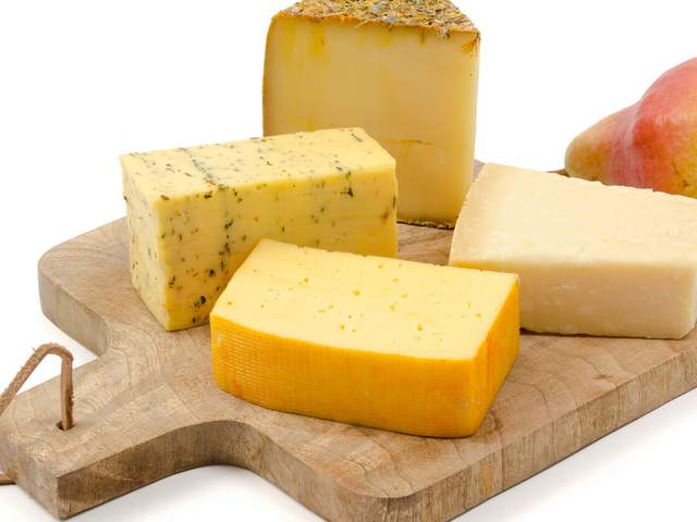 Brett mit verschiedenen Käse-Sorten als Calcium-Lieferanten