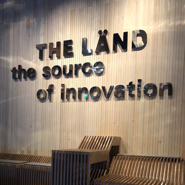 Buchstaben an einer Wand, welche "THE LÄND source of innovation" schreiben.