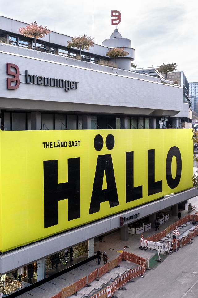 LÄND Banner vor dem Breuninger Einkaufszentrum.