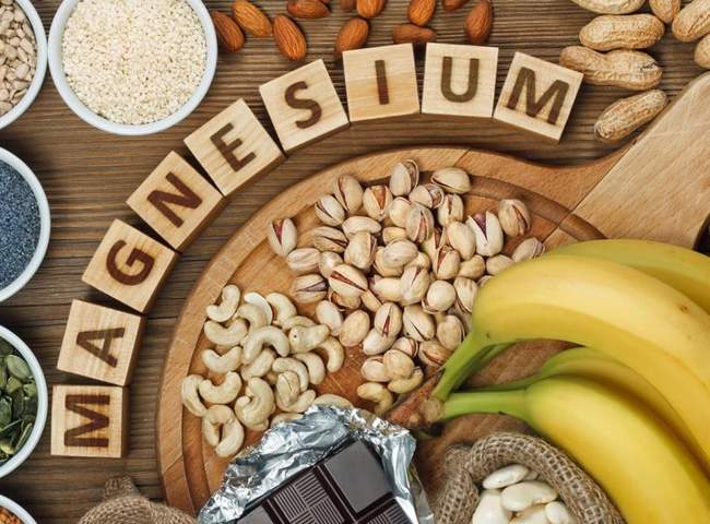 Veschiedene Magnesiumhaltige Lebensmittel liegen in verschiedenen Schalen wie Nüsse