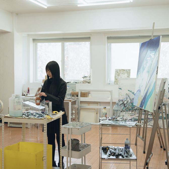artist Minhee Kim preparing oil paints in her studio