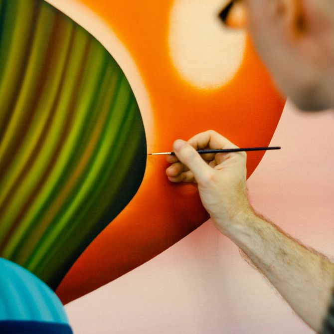Jordi Ribes painting a canvas with a very thin paintbrush