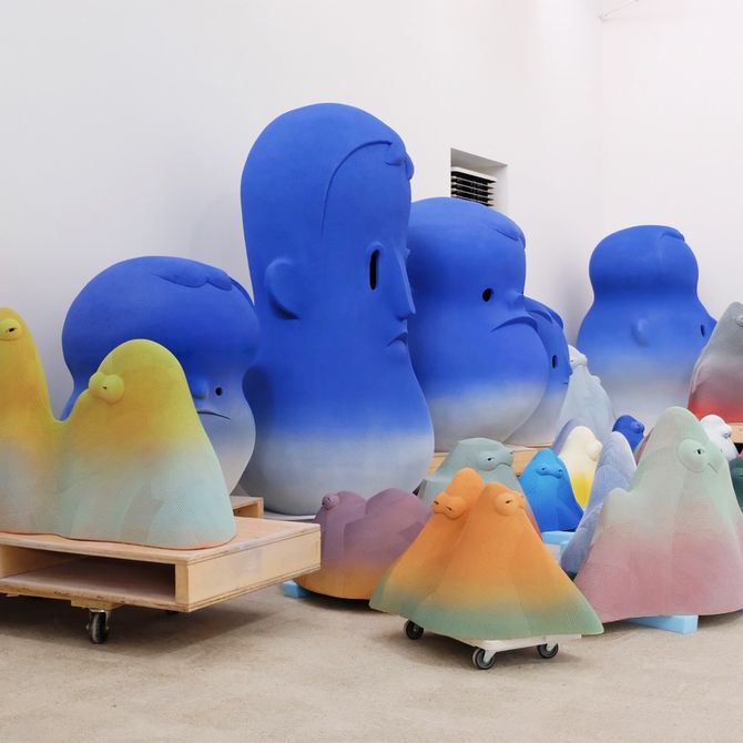 sculptures by En Iwamura lined up in his studio