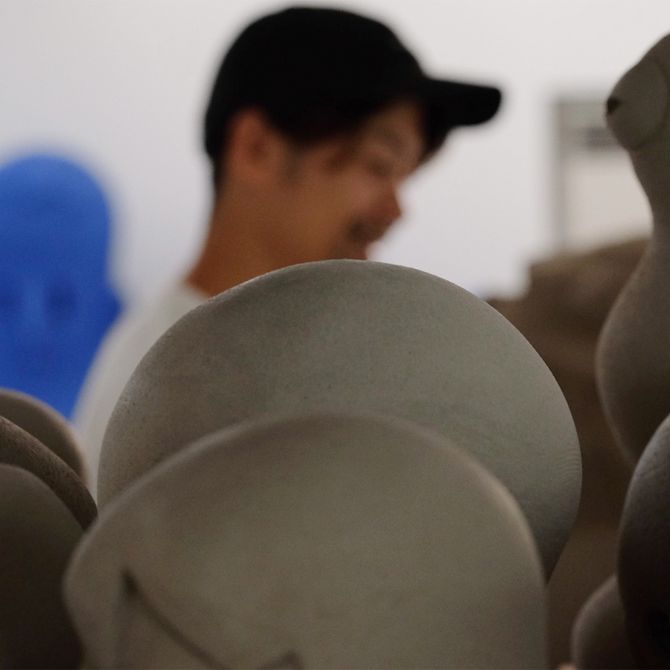 En concentrating from behind a row of sculptures