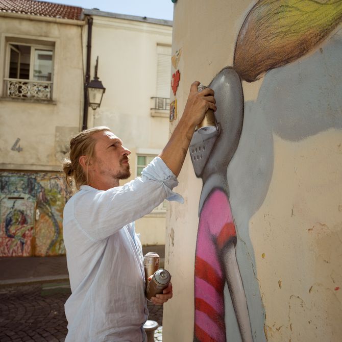 Seth Globepainter painting a wall outside
