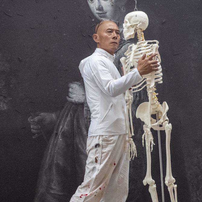 zhang huan holding a skeleton 
