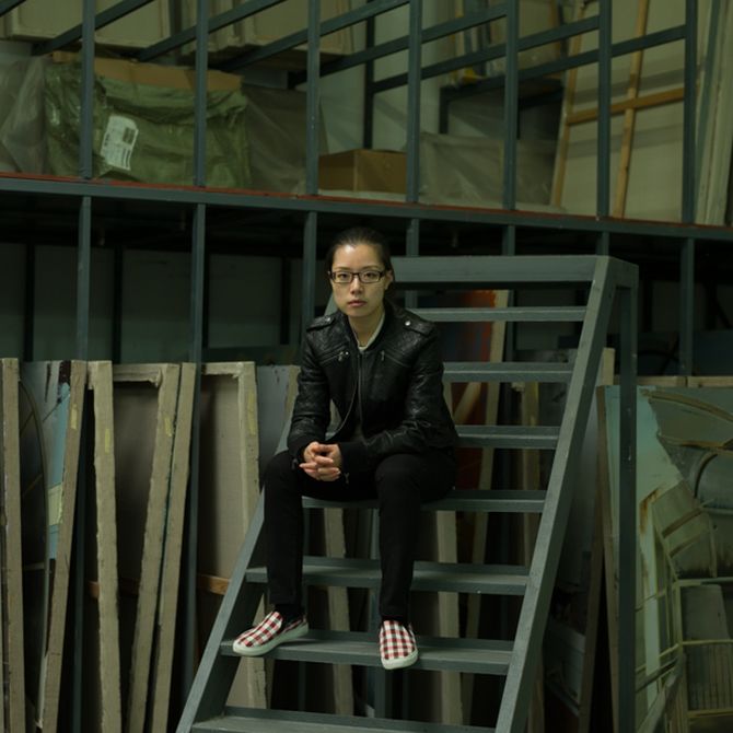 Cui Jie sat on a stairway in a studio
