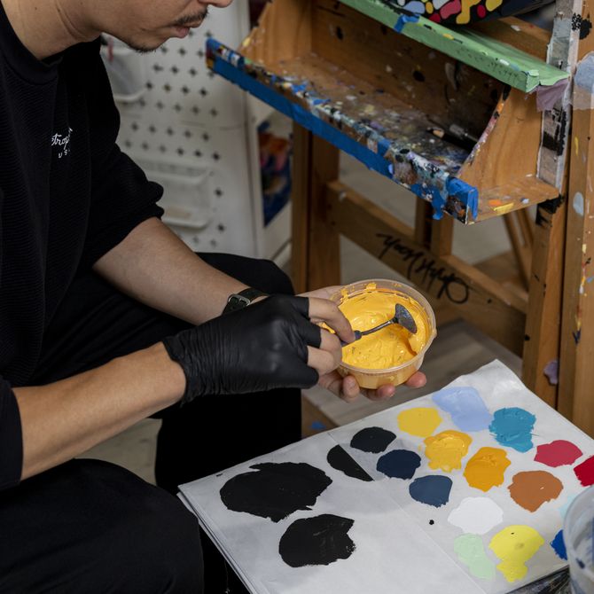 Yoon Hyup placing paint on a palette