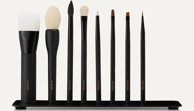 Many makeup brushes at all different sizes