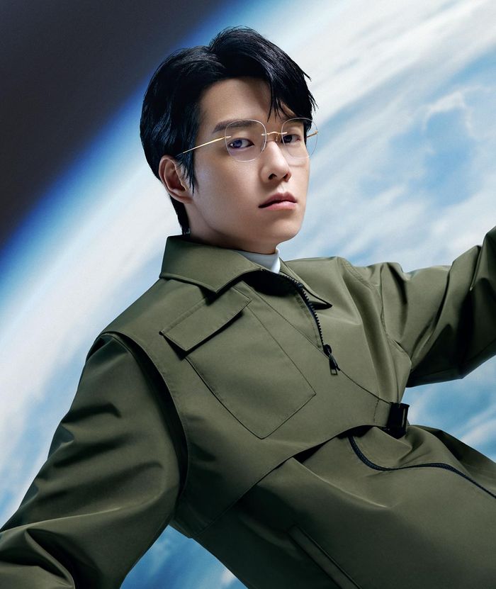 Wei Daxun trägt Titan Minimal Art in Astral Gold