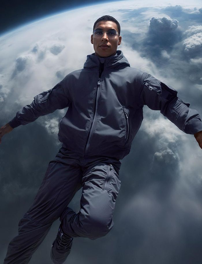 Von KI geschaffener männlicher Astronaut schwebt im All und trägt dabei eine Titan Minimal Art