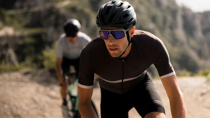 Ciclista con gafas deportivas evil eye en una ruta de montaña
