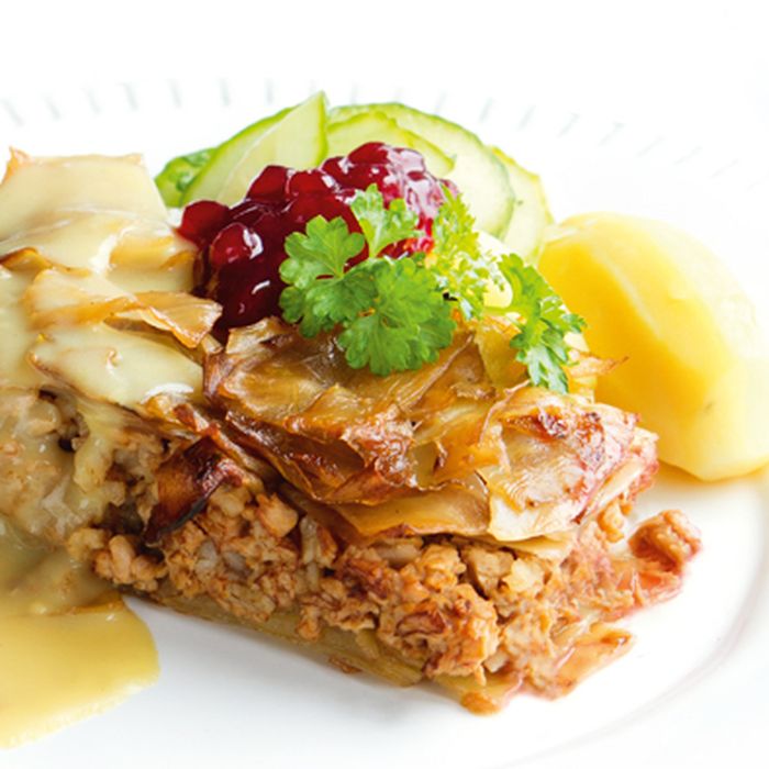 Vegetarisk kålpudding med sirapssky och kokt potatis