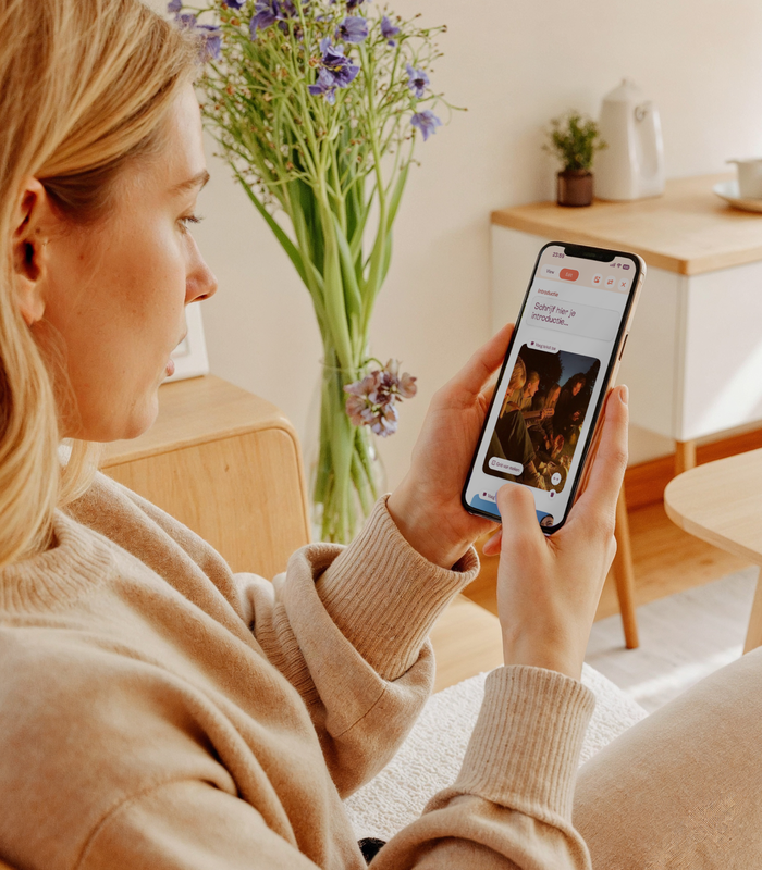 Apresi with a woman looking at her phone on the Apresi website