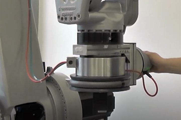 Spannende Einblicke ins KEBA-Labor Wie können Industrieroboter mit durchaus hohen Traglasten – wie zum Beispiel 220 kg – in Zukunft sicher mit dem Menschen interagieren? KEBA zeigt eine mögliche Antwort.