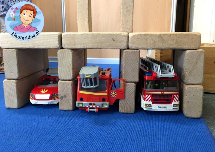 Kazerne bouwen in de blokkenhoek, kleuteridee, thema brandweer, Kindergarten fire fighters theme 