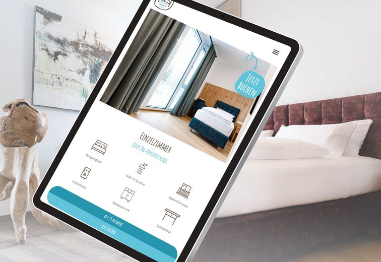 Tablet mit offener Webseite des Boardinghouse Plattling mit Impressionen eines Zimmers im Hintergrund