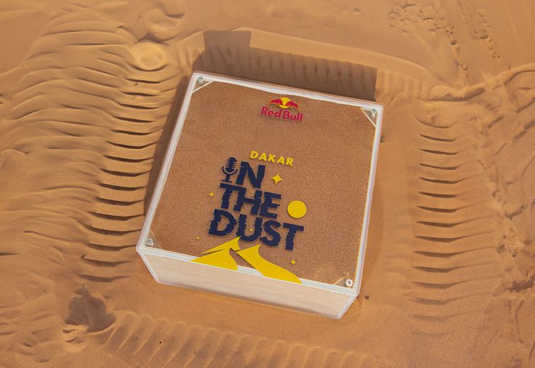 Red Bull Rallye Dakar Press Kit - Box im Sand