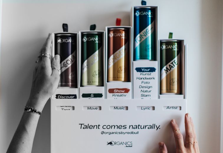 5 verschiedene Geschmäcker von Red Bull Organics Dosen in Kartonage mit Aufschrift "Talent comes naturally."