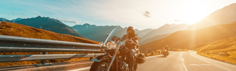 motorkář v Alpách