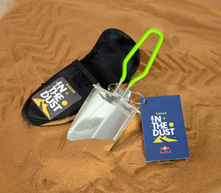 Red Bull Rallye Dakar Press Kit - Schaufel und Tasche im Sand